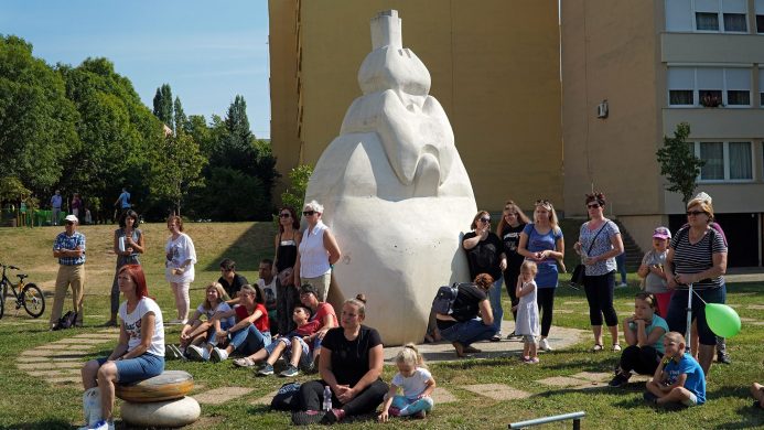 Gyerekek és szülők a szobornál