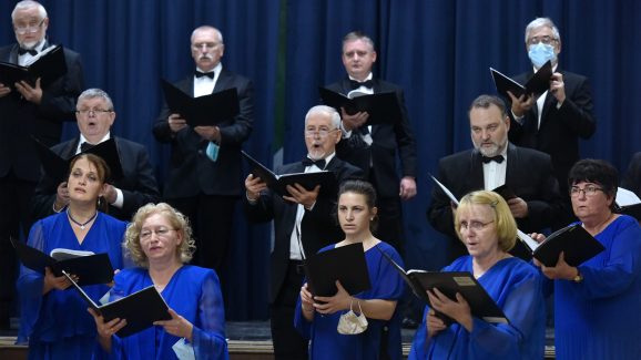 Éneklő Magyarország Regionális Kórusfesztivál kórus a színpadon