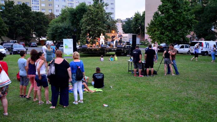 Belakjuk a Felsővárost sorozat - zenészek és a közönség a téren