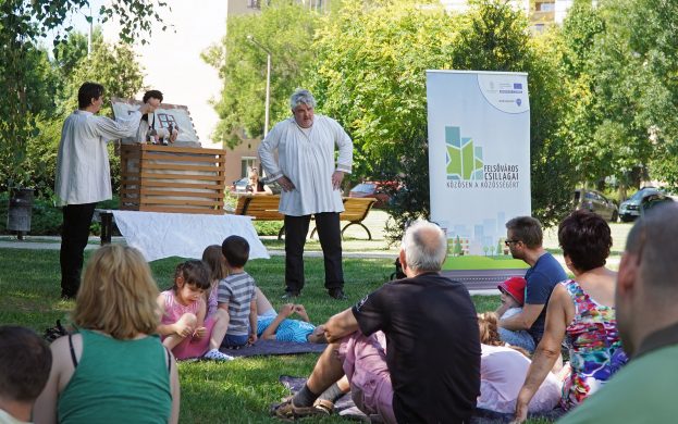 Előadók és gyerekek a téren