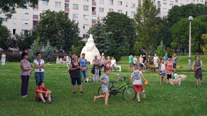 Gyerekek és felnőttek játszanak a téren