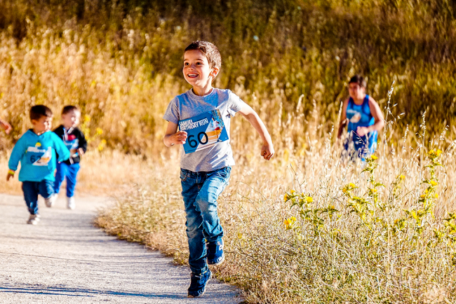 Ficergő gyerekek futnak