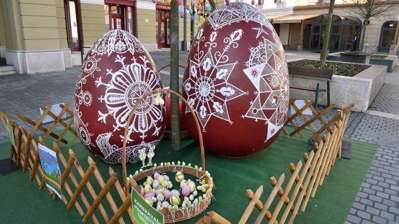 Húsvéti dísz a Dobó téren