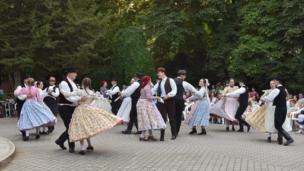 Szent Iván-éji Folkvarázs táncosok népviseletben