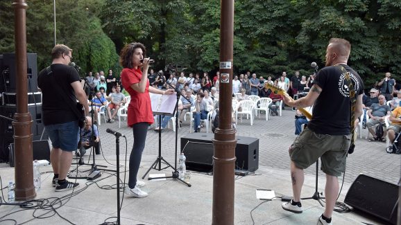 Nyáresti koncertek - Andörkaver közönség és zenészek