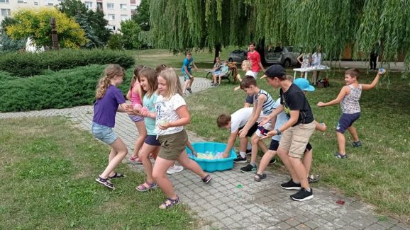 Gyerekek versenyeznek a téren