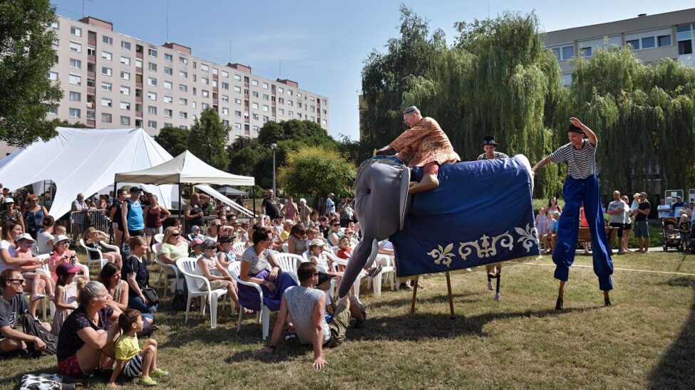 Felsőváros Ünnepe 2021 nézők és elefánt jelmez