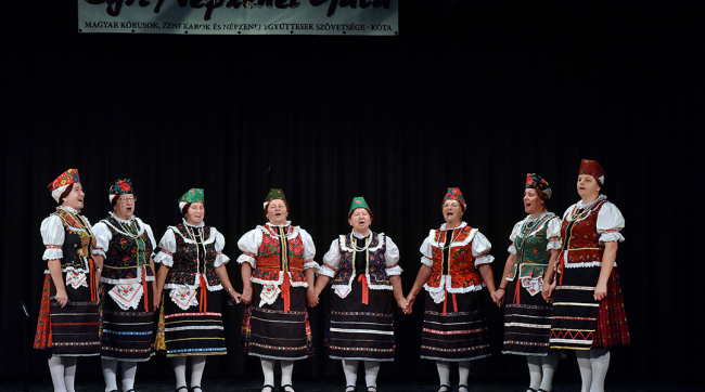 25. Egri Népzenei Gála népviseletes hölgyek a színpadon