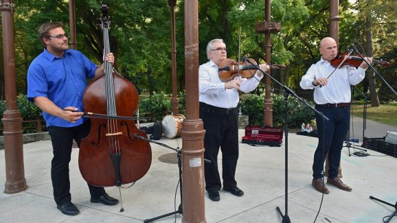 Őszelő táncház zenészek a színpadon