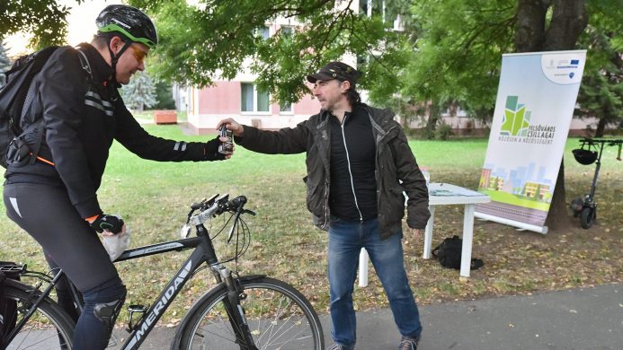 Autómentes Nap biciklivel kávéosztás