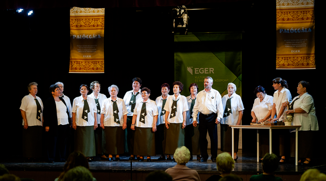 Palócgála emberek a színpadon