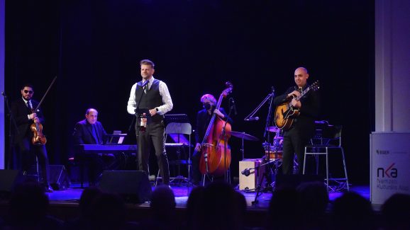 Kamarás Iván - Egy fess pesti este zenészek a színpadon