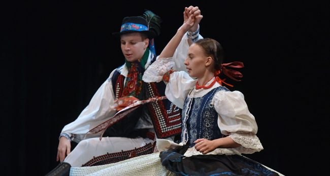 Néptáncoló gyerekek