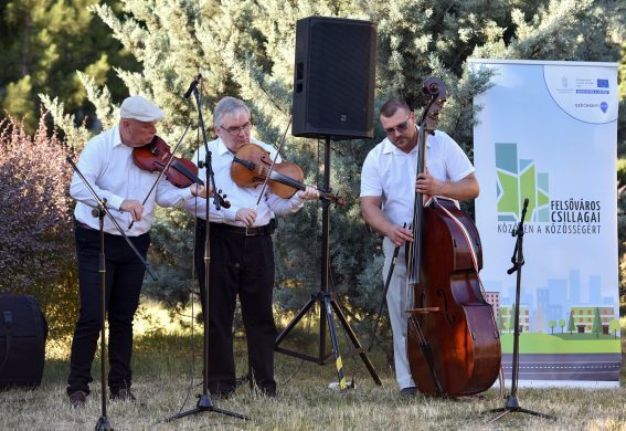 Népviseletes felnőttek zenélnek