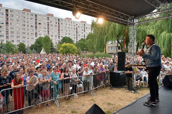 Művészek és az érdeklődő közönség