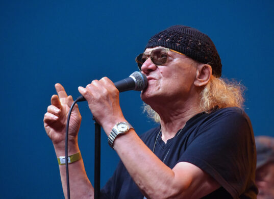 Charlie koncert zenészek a színpadon