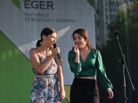 Előadás a színpadon