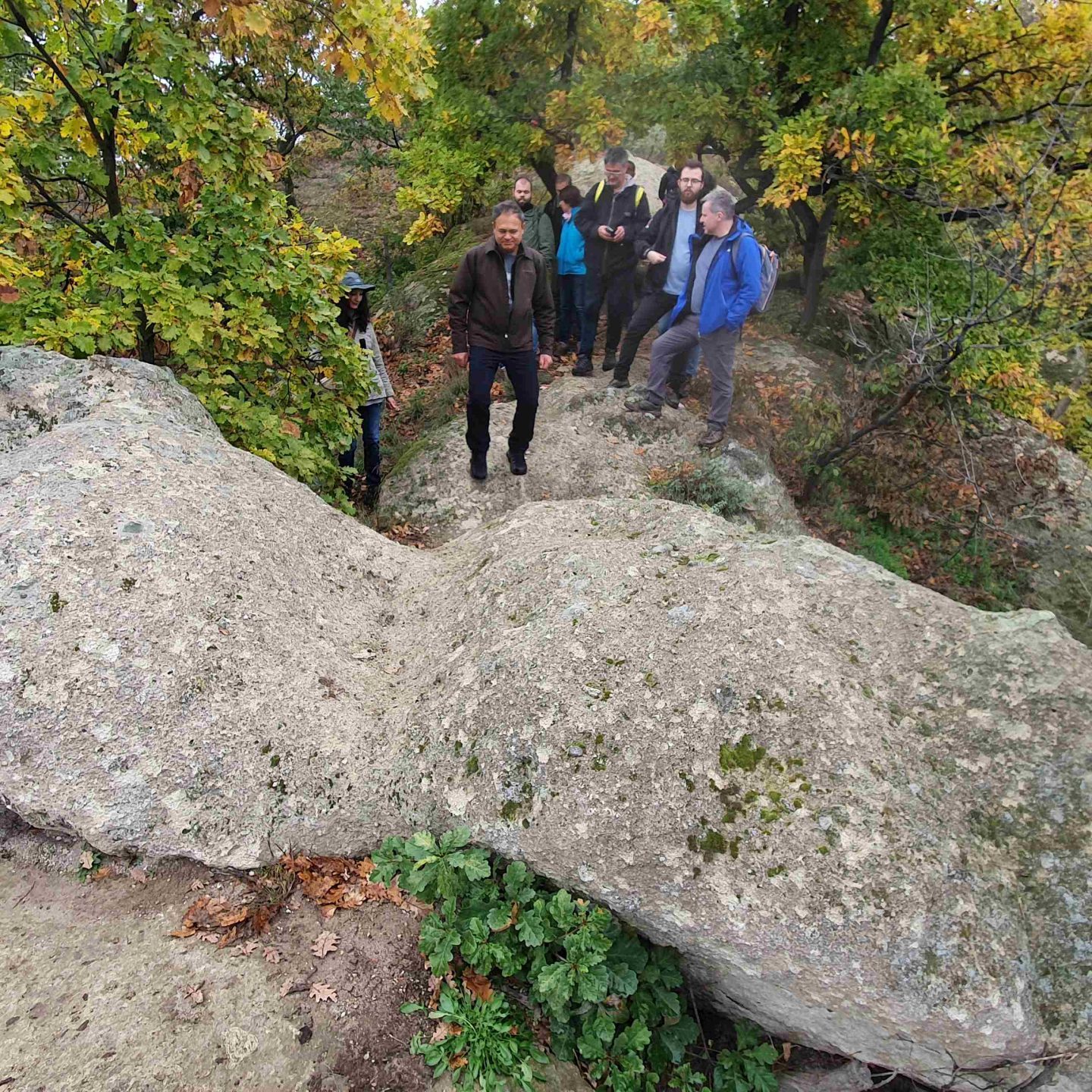 Túrázók a sziklán