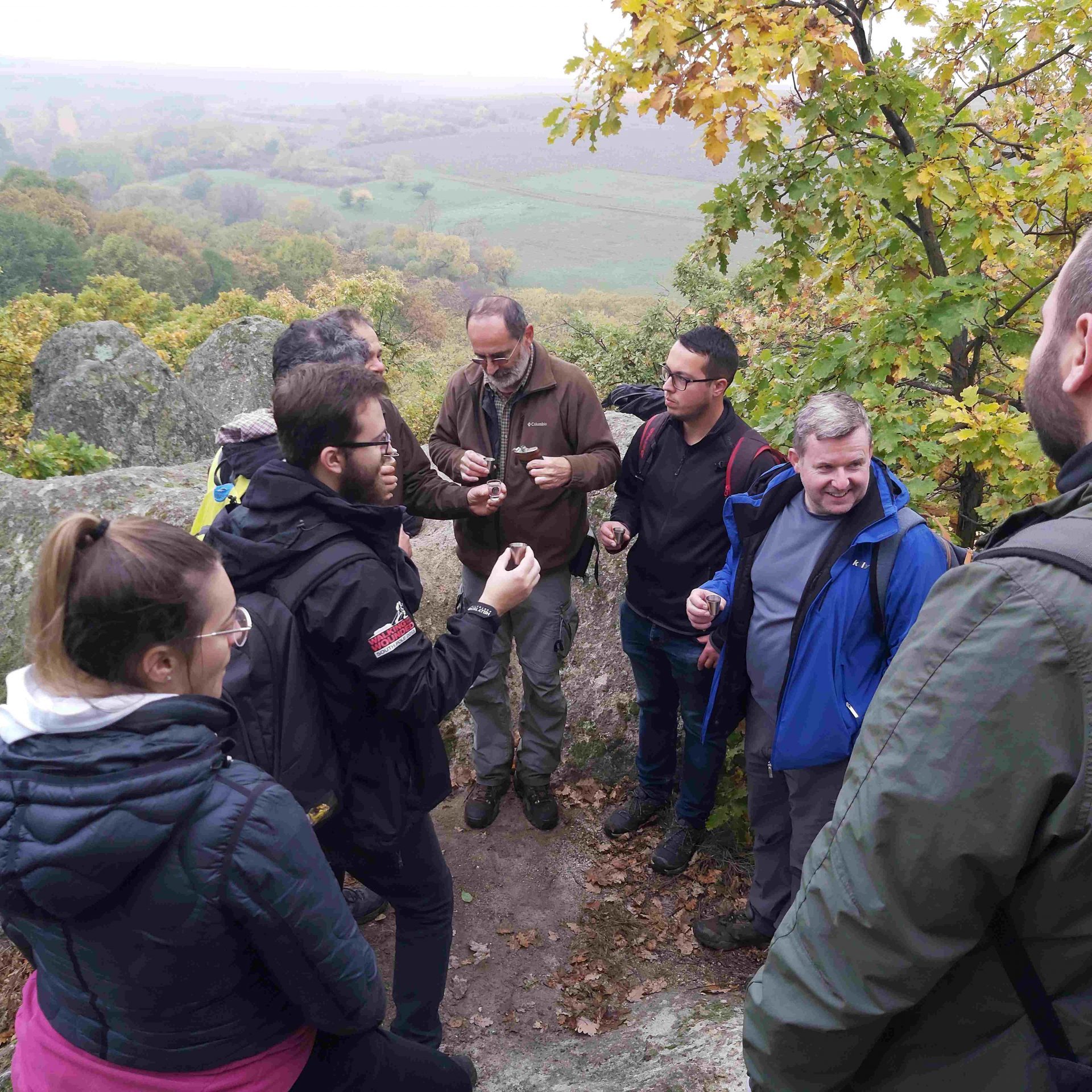 Túrázók háttérben a táj