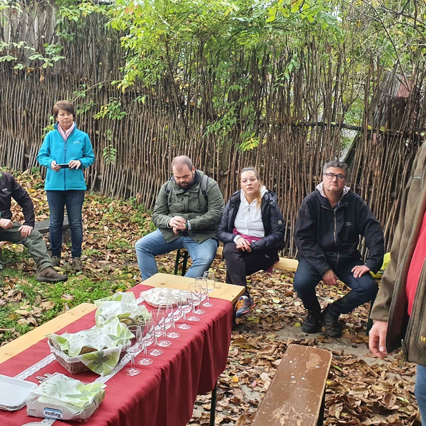 Túrázók és megterített asztal