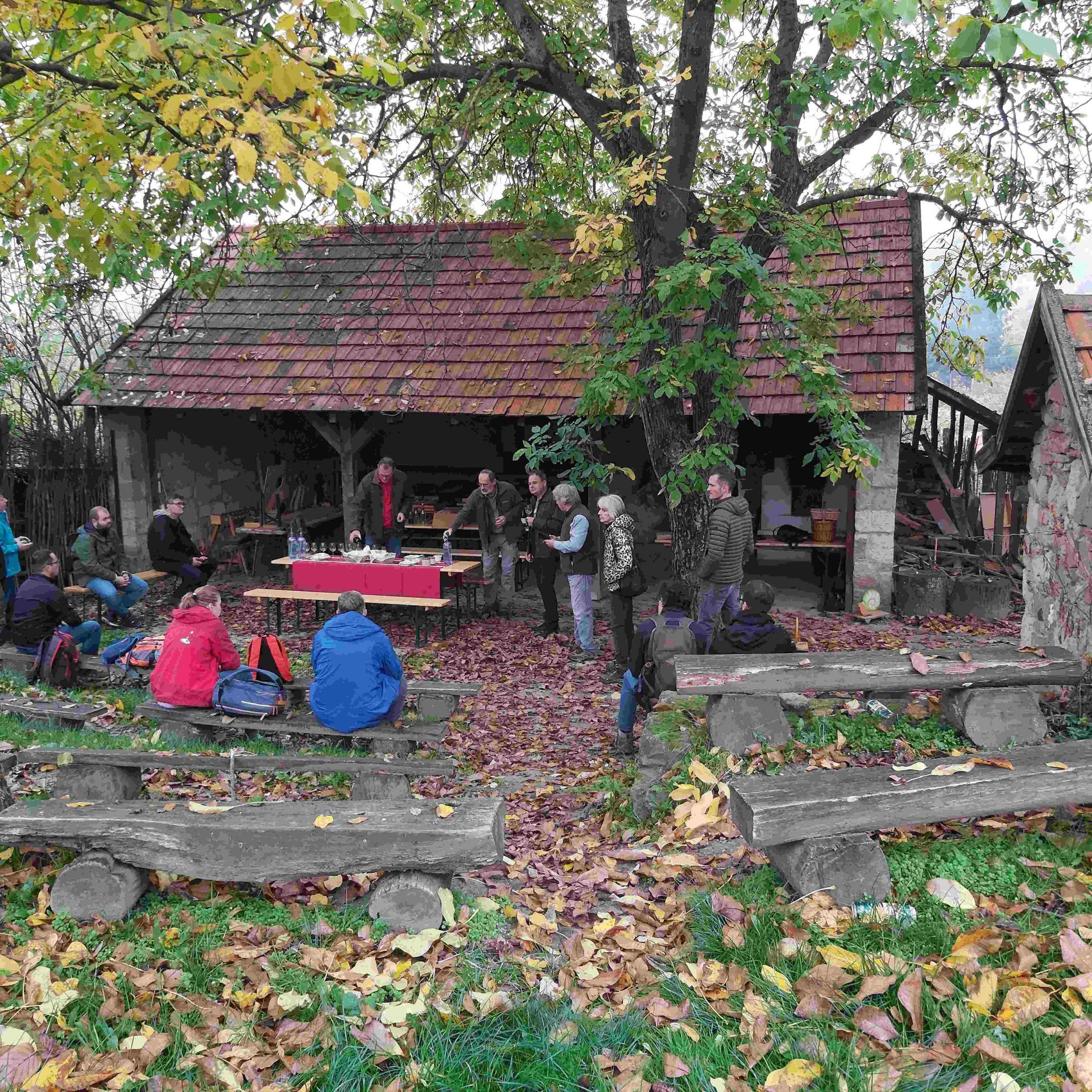 Túrázók és megterített asztal