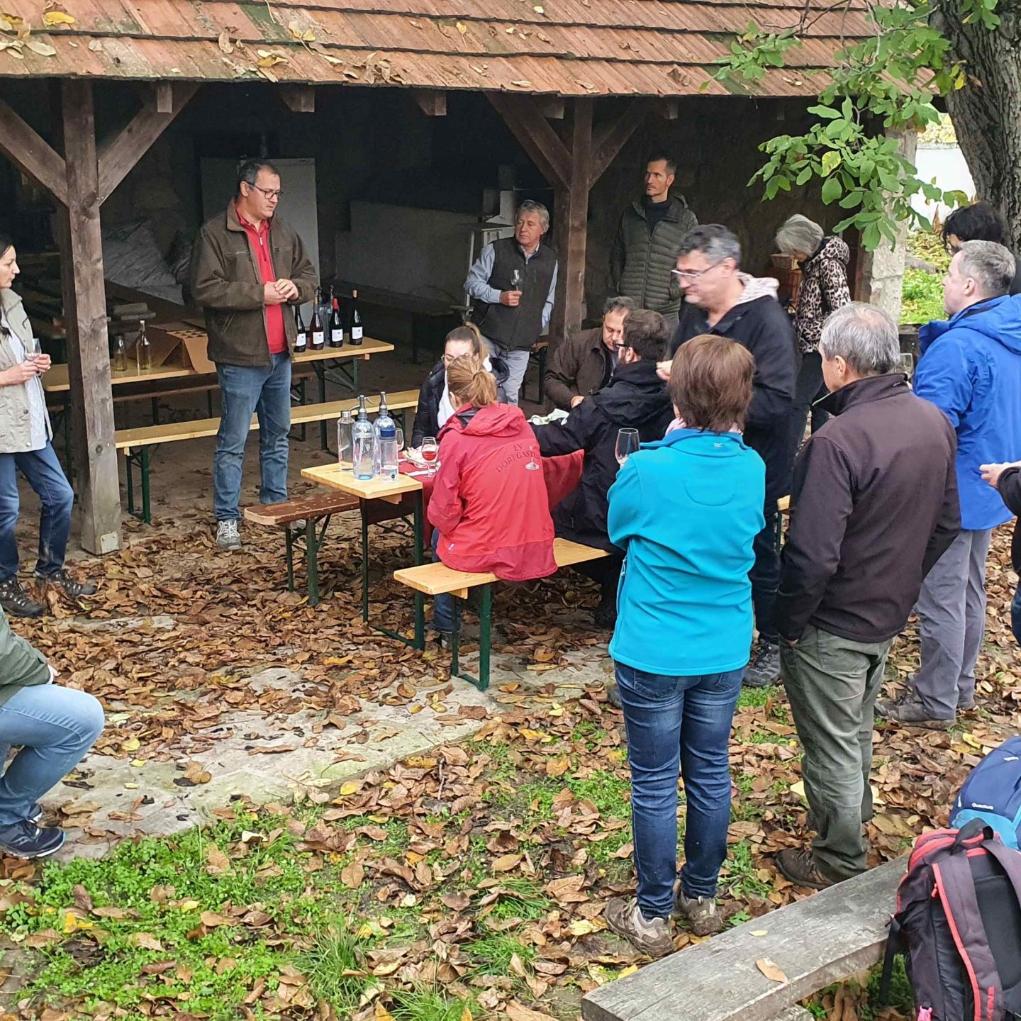 Túrázók és megterített asztal