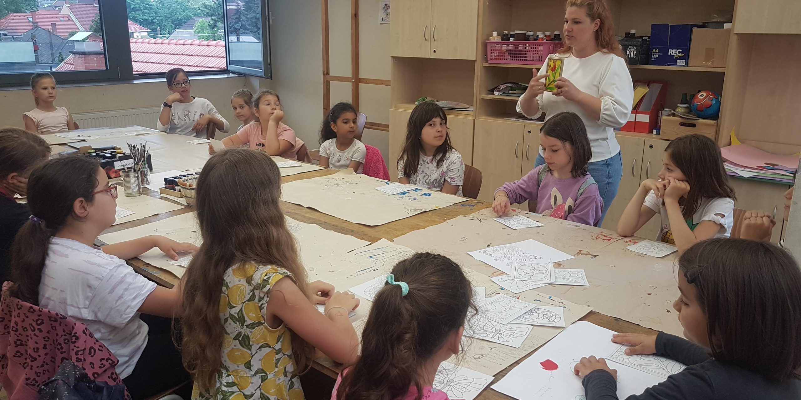 20230606_095415 A noszvaji FIGEDY KÓRUS diákjai meghallgatják a tájékoztatót