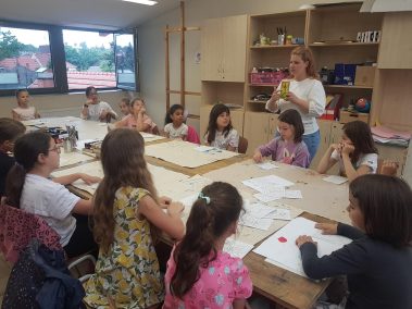 A noszvaji FIGEDY KÓRUS diákjai meghallgatják a tájékoztatót