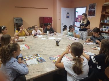 A noszvaji FIGEDY KÓRUS diákjai festenek