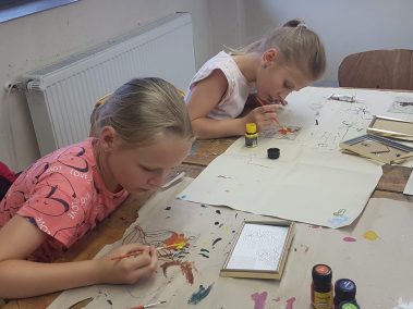 A noszvaji FIGEDY KÓRUS diákjai festenek