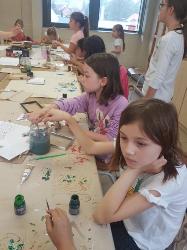 A noszvaji FIGEDY KÓRUS diákjai festenek