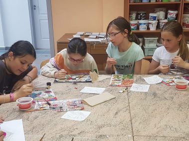 A noszvaji FIGEDY KÓRUS diákjai festenek