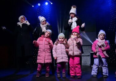 Gyerekek és felnőttek együtt énekelnek a színapdon