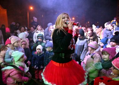 Felnőttek és gyerekek énekelnek