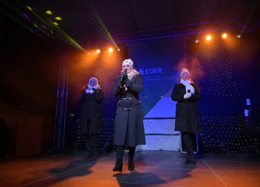 3 énekes a színpadon