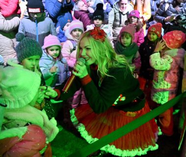 Gyermekek és felnőttek énekelnek