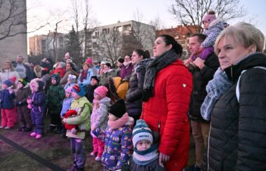 Nagy tömeg figyeli az előadást