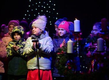 Gyermekek kabátban a színpadon