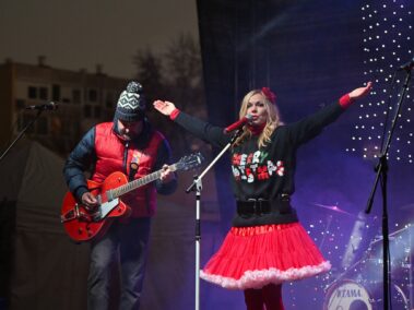 Zenei előadók a színpadon