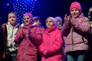 Gyermekek tapsolnak a színpadon