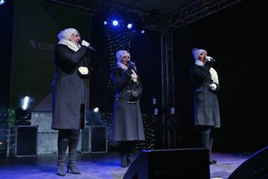 3 nő énekel a színpadon