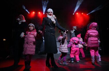 Felnőttek és gyerekek táncolnak a színpadon