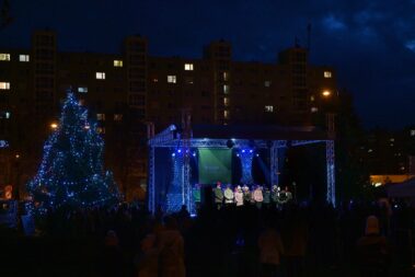 Karácsonyi díszek és fellépők a színpadon