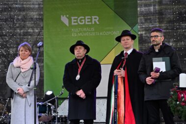 4 személy a színpadon