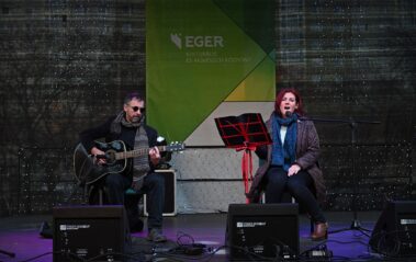 2 zenei előadó a színpadon