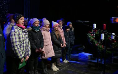 Gyerekek énekelnek a színpadon