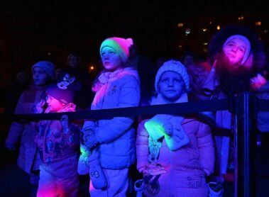 Gyerekek figyelik a műsort