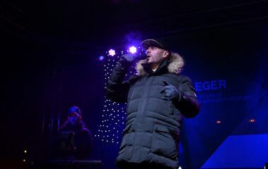 Zenei előadás a színpadon