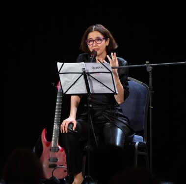 Zenei fellépő a színpadon