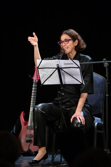 Zenei fellépő a színpadon